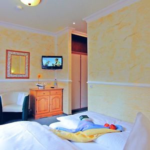 Zimmer mit Kingsize-Bett